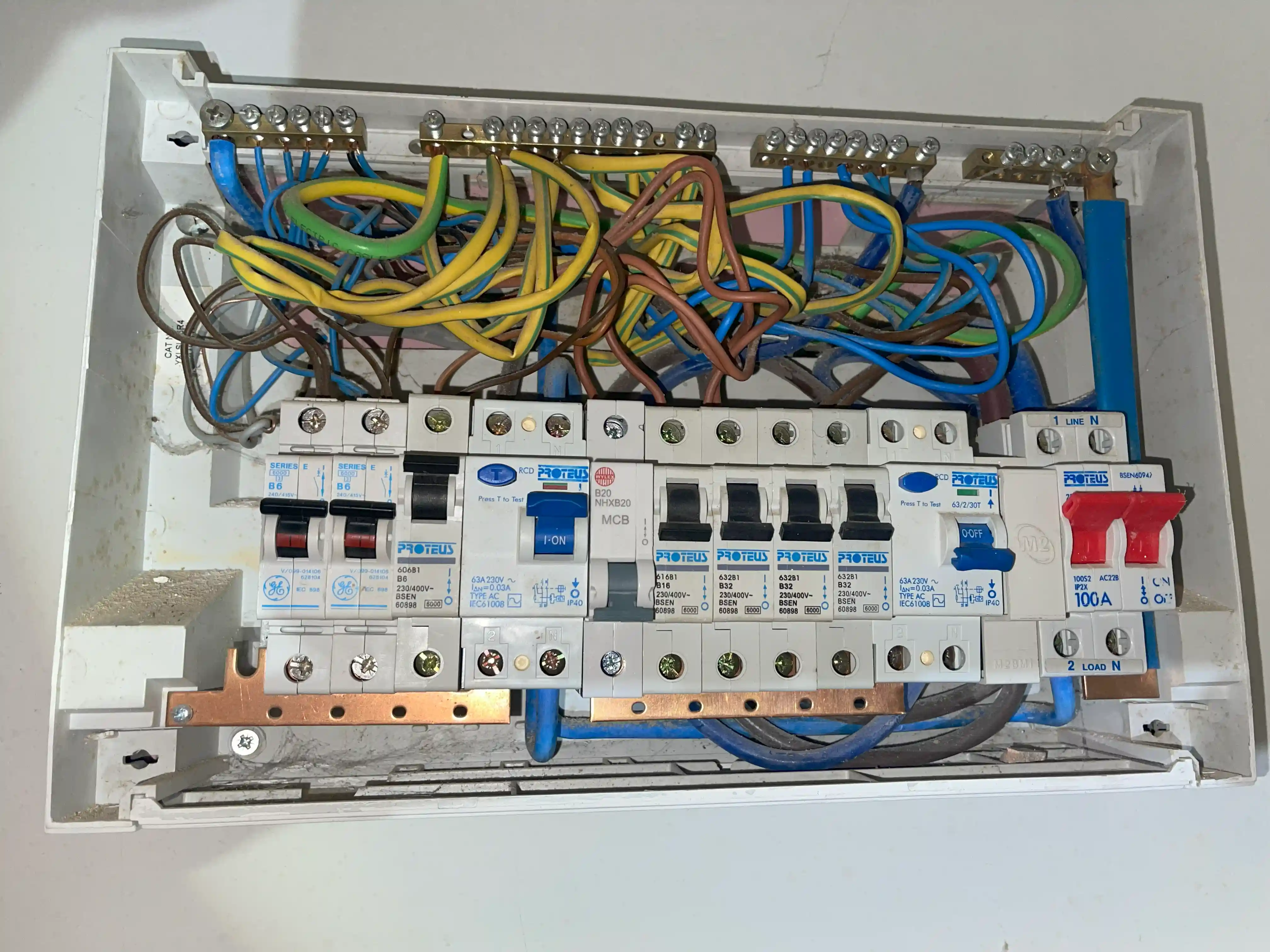 24 Hours Emergency Electrician near Banstead
